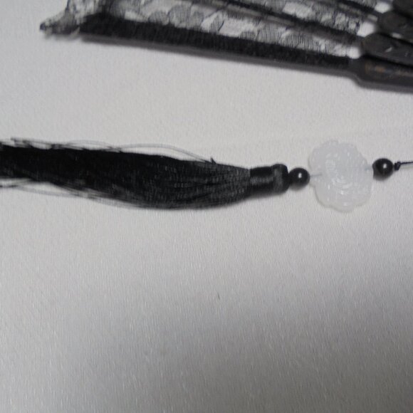Hand fan black lace with roses and tussle NEW - Picture 5 of 7